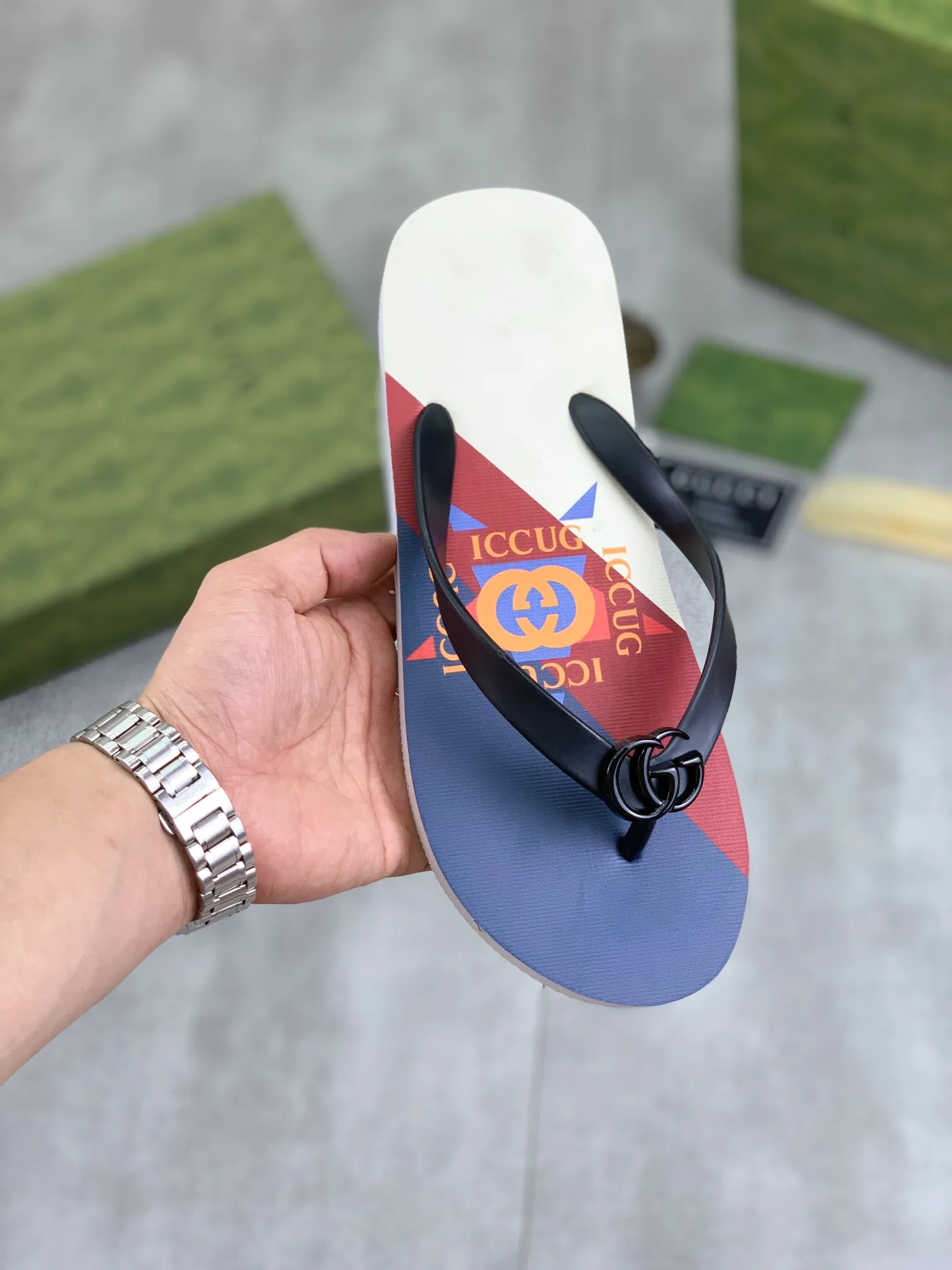 Men's men's shoes 💰P220💰【New style】🆘【GUCCI】Official website's popular Gucci adult couple 🧑‍🤝‍🧑 style, children's flip-flops are on sale at the counter simultaneously! Original fabric imported from Italy. Original bottom provided by the original factory. Size: Adult 36-45. Children’s size: 30-37. Multiple colors available.